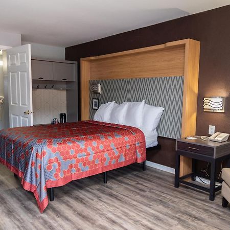 Columbus Inn And Suites Екстер'єр фото