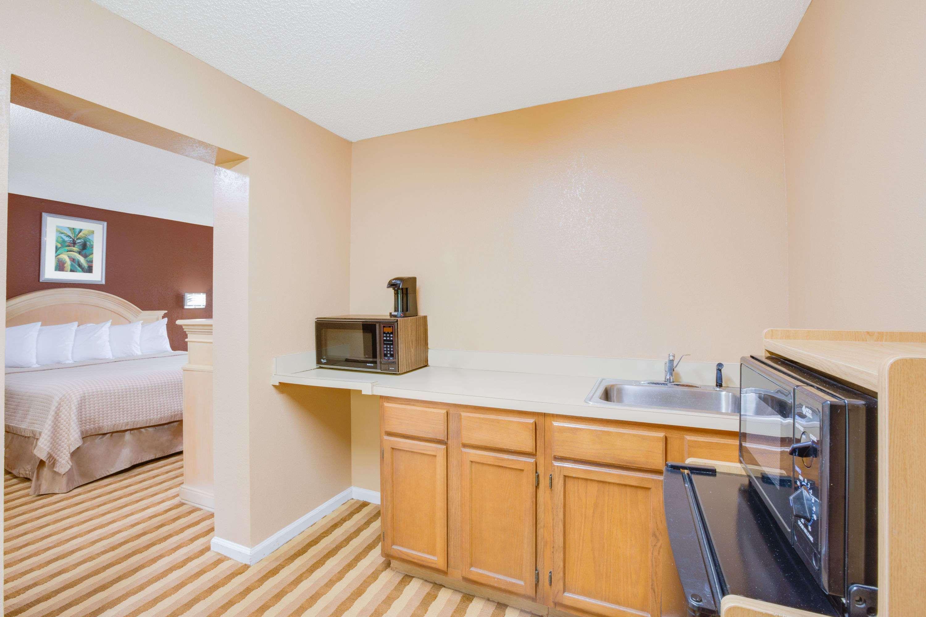 Columbus Inn And Suites Екстер'єр фото