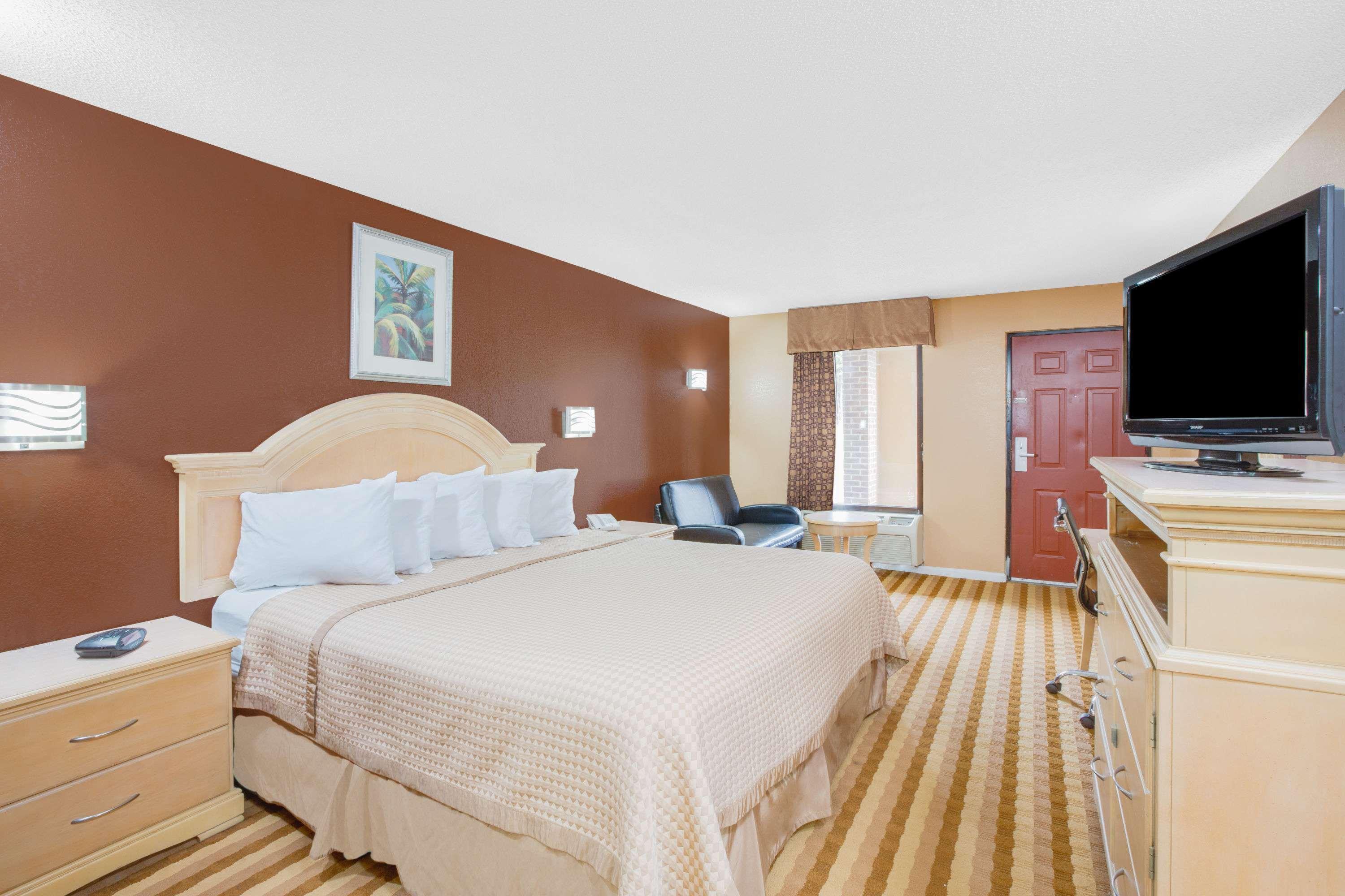 Columbus Inn And Suites Екстер'єр фото