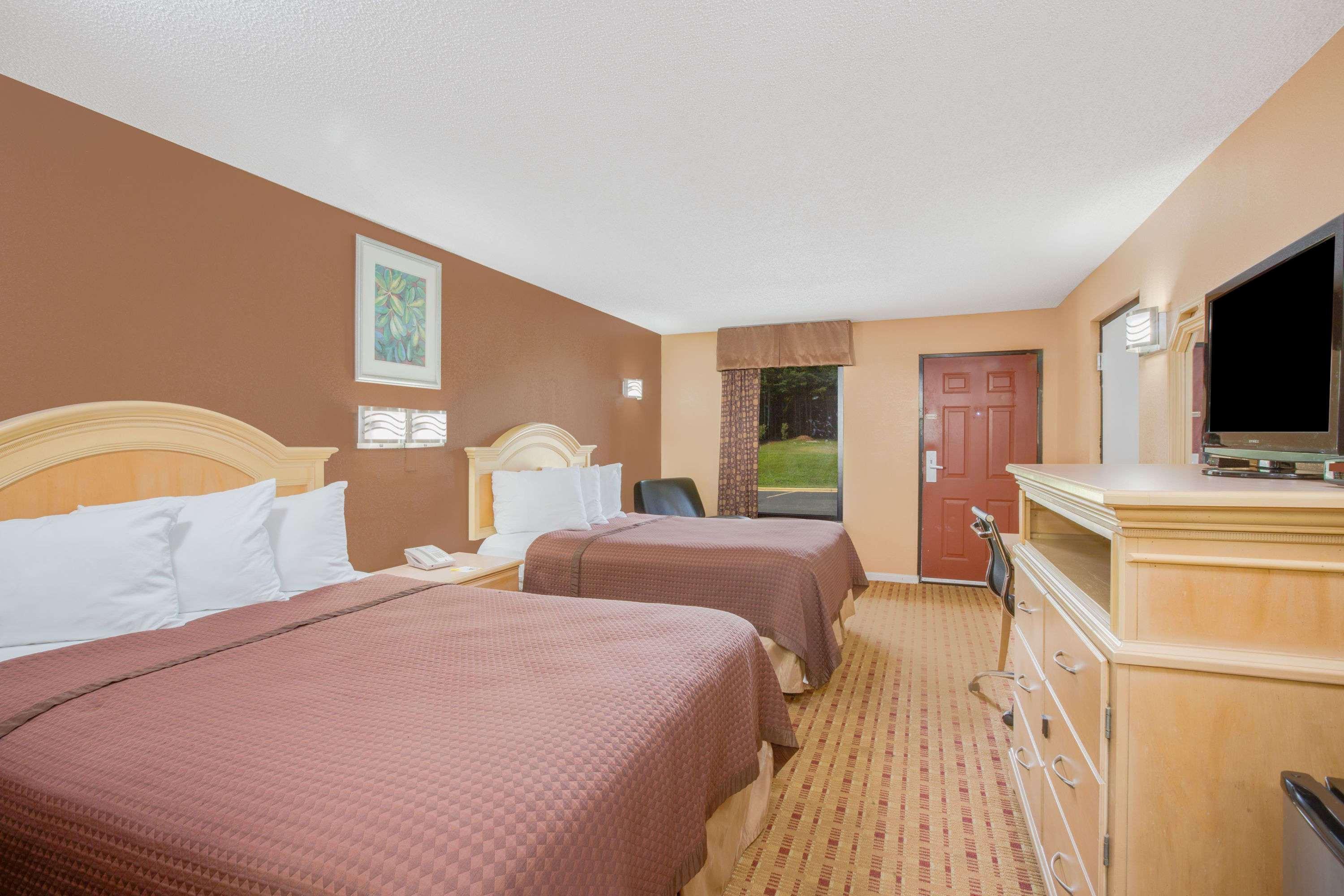 Columbus Inn And Suites Екстер'єр фото