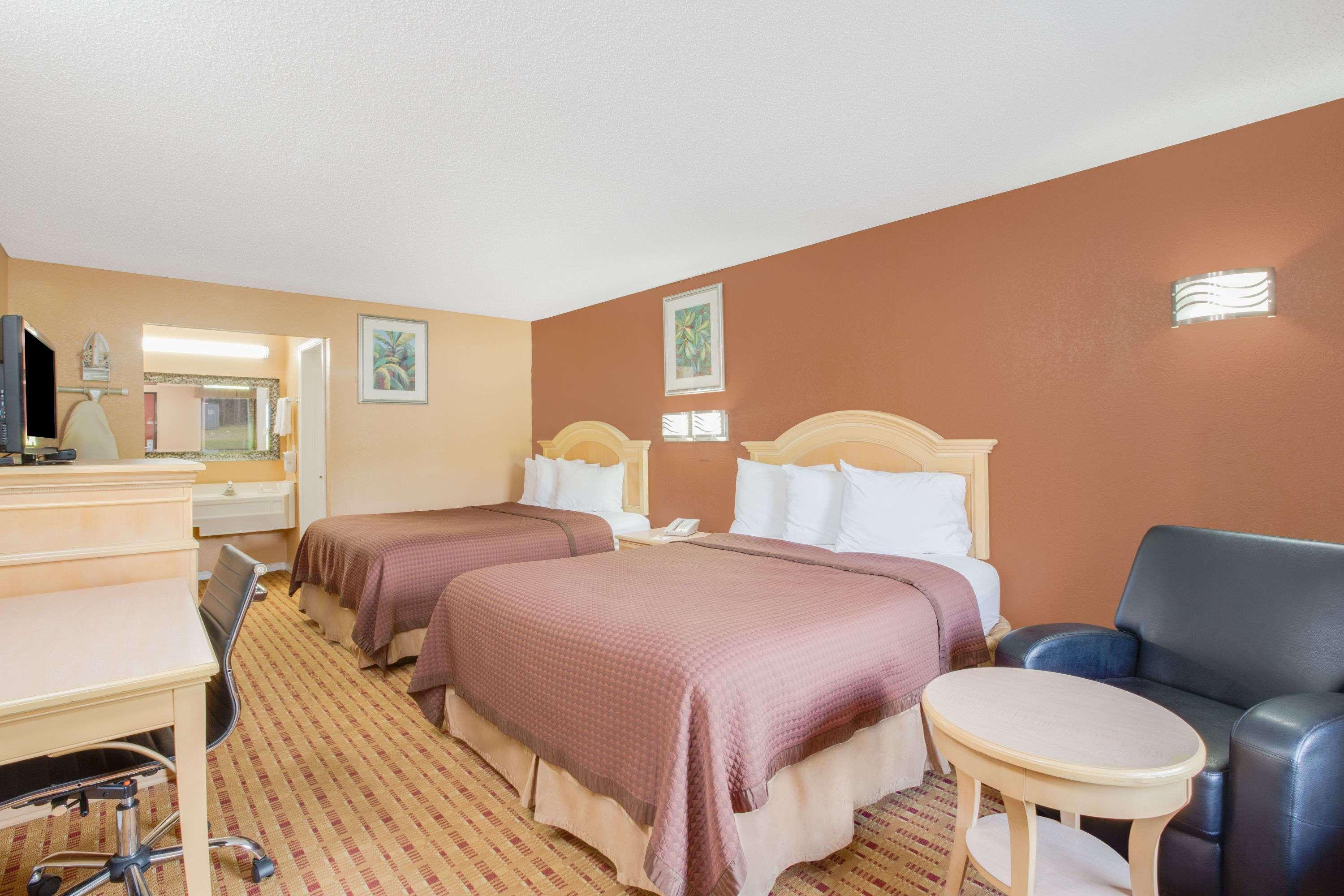 Columbus Inn And Suites Екстер'єр фото