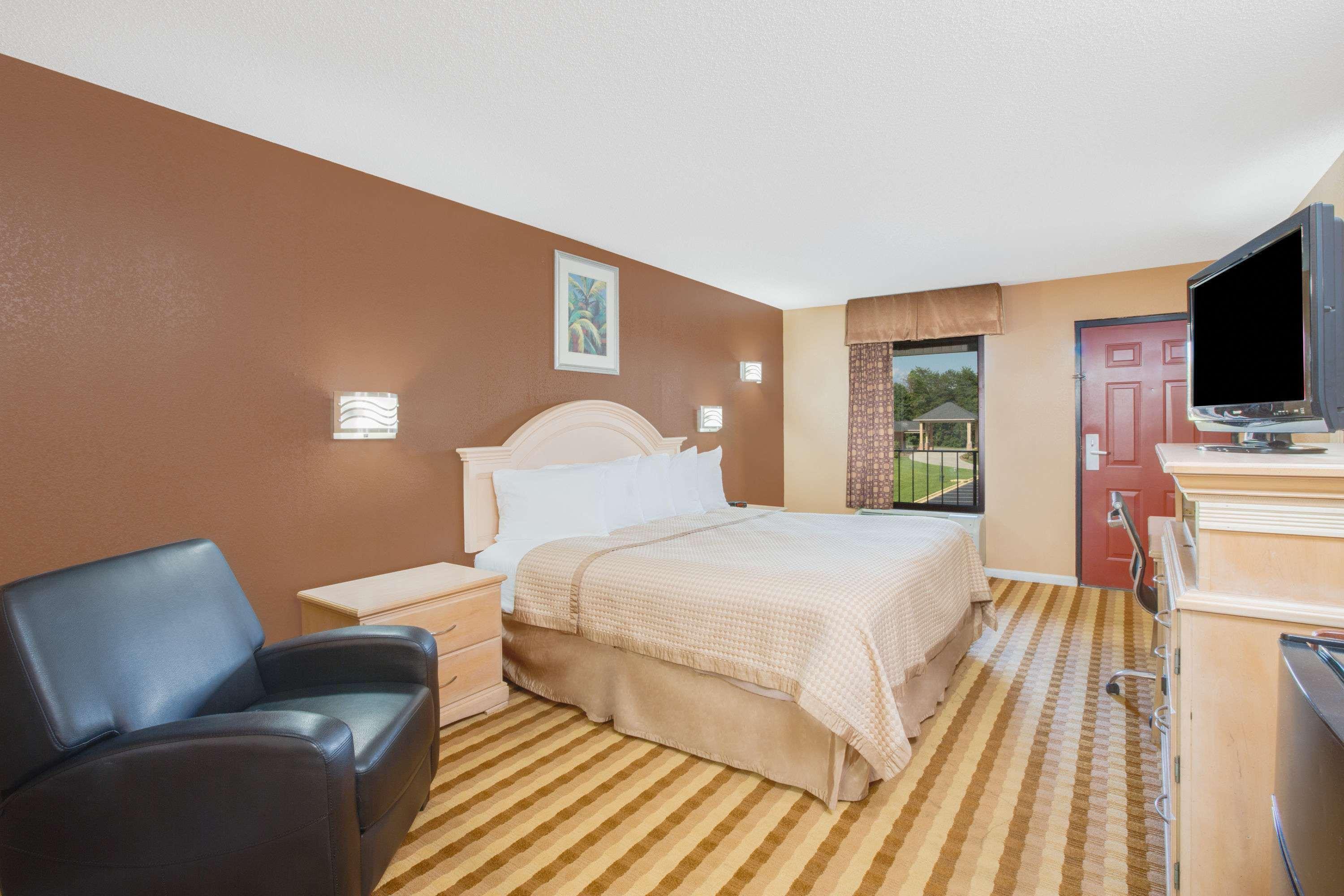 Columbus Inn And Suites Екстер'єр фото