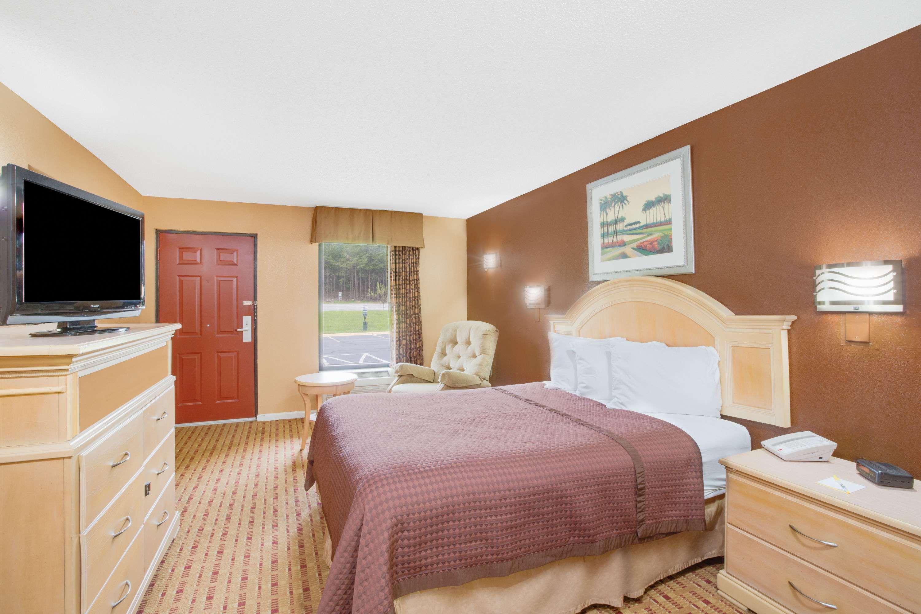 Columbus Inn And Suites Екстер'єр фото