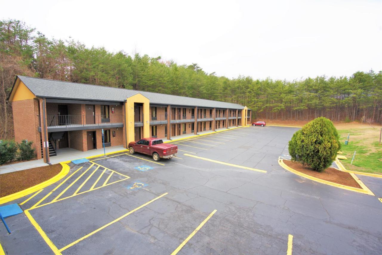 Columbus Inn And Suites Екстер'єр фото