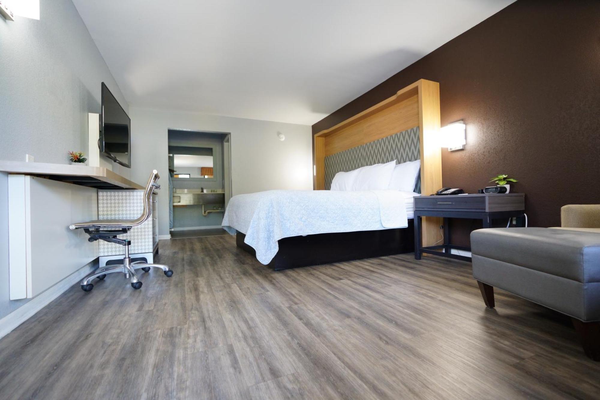 Columbus Inn And Suites Екстер'єр фото